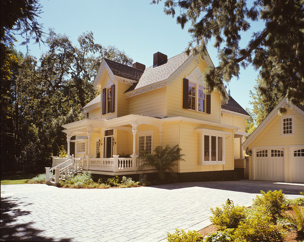 サンフランシスコにあるヴィクトリアン調のおしゃれな家の外観 (黄色い外壁) の写真