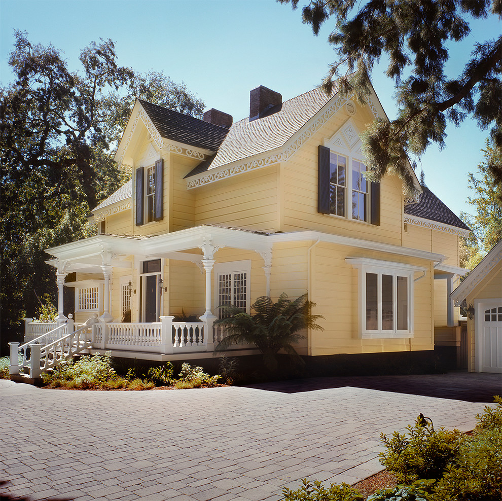 Foto della facciata di una casa gialla vittoriana
