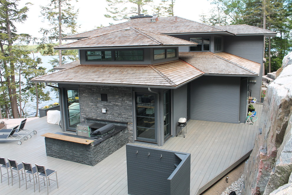 Идея дизайна: деревянный, серый дом в современном стиле с разными уровнями