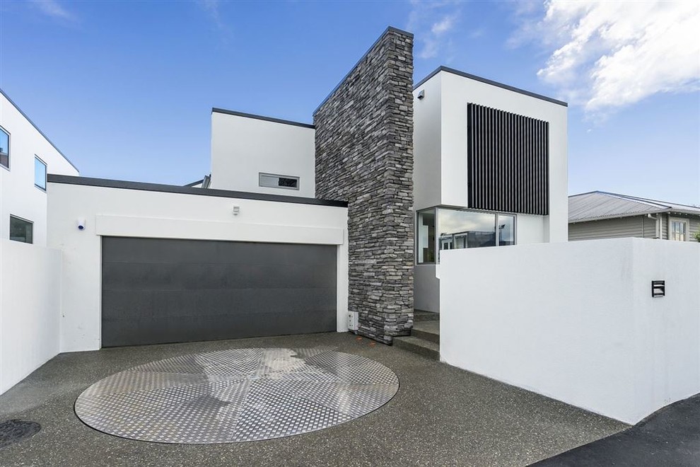 Ejemplo de fachada de casa pareada blanca minimalista de tamaño medio de dos plantas con revestimientos combinados, tejado de un solo tendido y tejado de metal