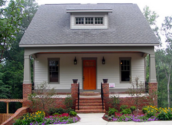 Amerikansk inredning av ett stort grått hus, med tre eller fler plan, blandad fasad och pulpettak