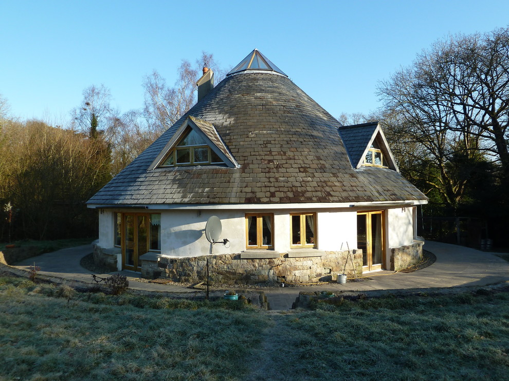 Пример оригинального дизайна: маленький, двухэтажный дом в стиле фьюжн для на участке и в саду