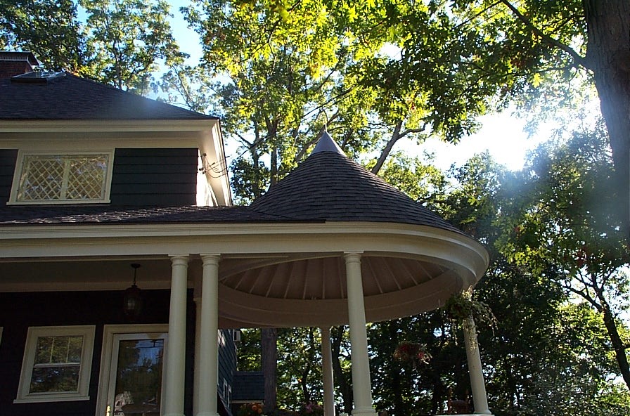 Пример оригинального дизайна: двухэтажный, деревянный, зеленый дом среднего размера в классическом стиле с вальмовой крышей