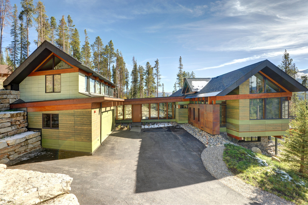 Foto della facciata di una casa verde contemporanea con rivestimento in legno