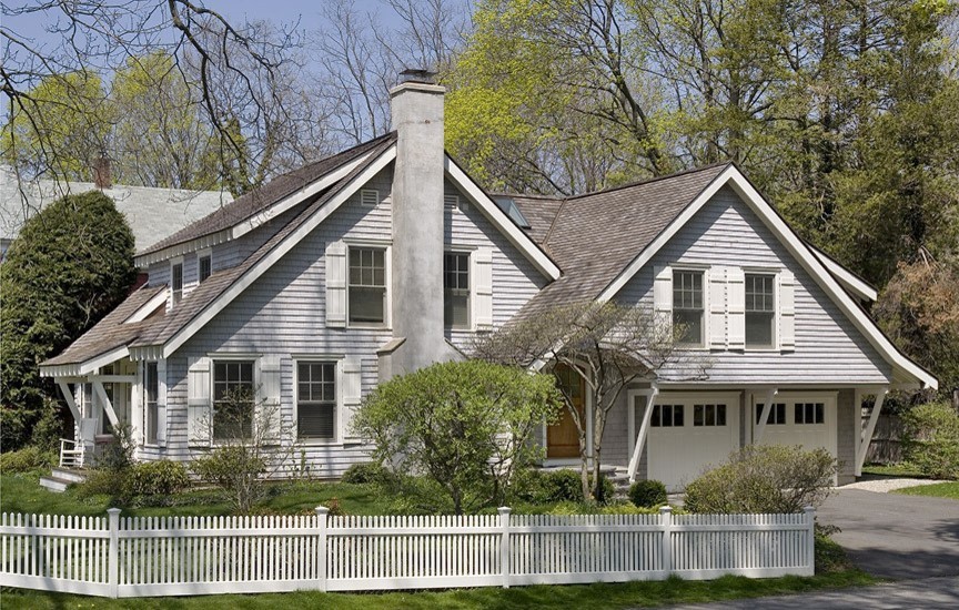 На фото: маленький, двухэтажный, деревянный, серый частный загородный дом в классическом стиле с двускатной крышей и крышей из гибкой черепицы для на участке и в саду