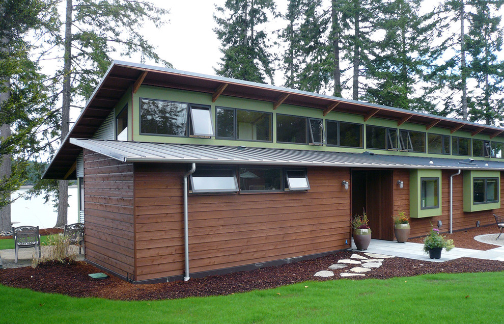 Foto della facciata di una casa marrone contemporanea a un piano di medie dimensioni con rivestimento in legno