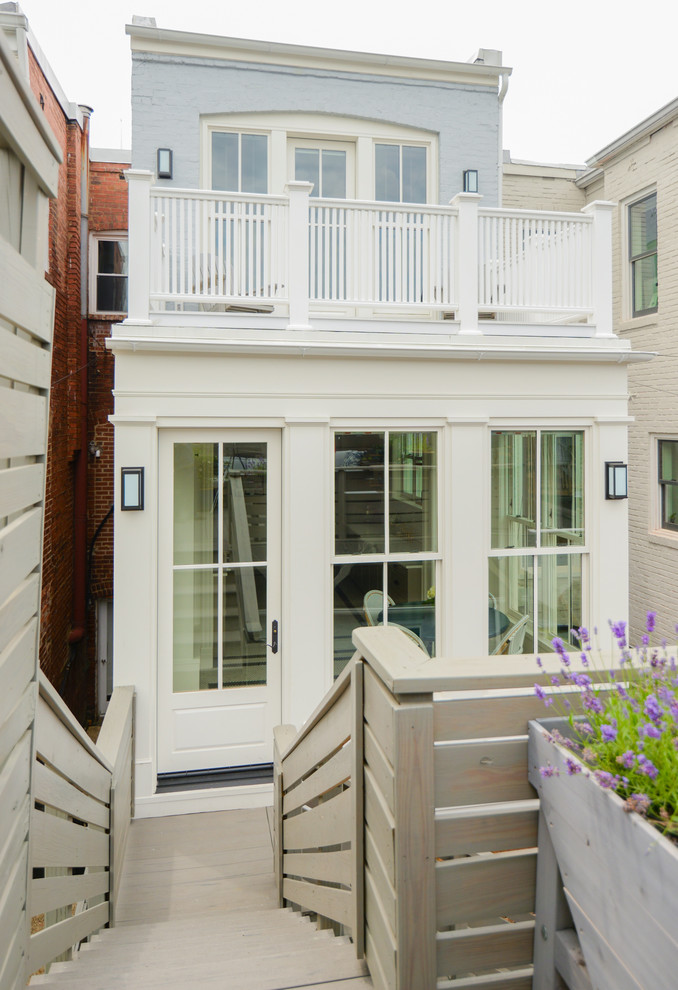 Ejemplo de fachada de casa pareada blanca clásica de tamaño medio de dos plantas con revestimientos combinados, tejado plano y techo verde