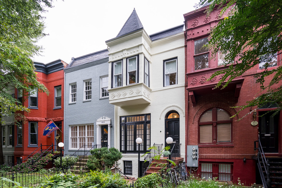 ワシントンD.C.にある高級な中くらいなトラディショナルスタイルのおしゃれな家の外観 (レンガサイディング、タウンハウス) の写真