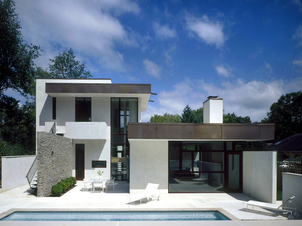 Foto della facciata di una casa bianca moderna a due piani con tetto piano