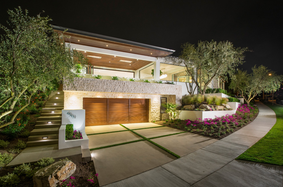 Ispirazione per la facciata di una casa grande bianca contemporanea a due piani con rivestimento in stucco, tetto piano e scale