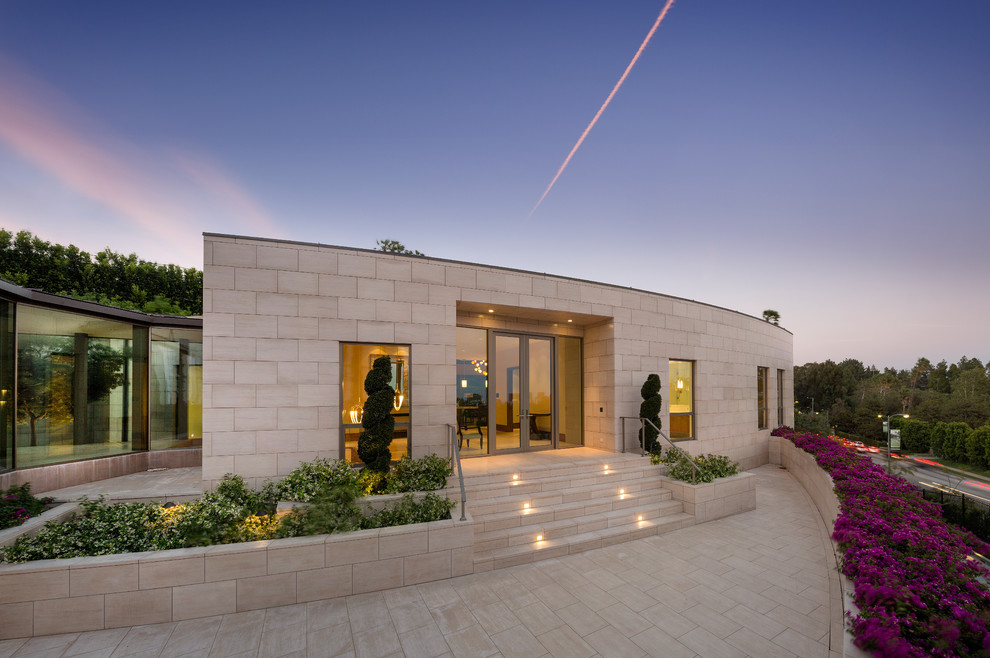 Einstöckiges Modernes Einfamilienhaus mit Betonfassade, grauer Fassadenfarbe und Flachdach in Los Angeles