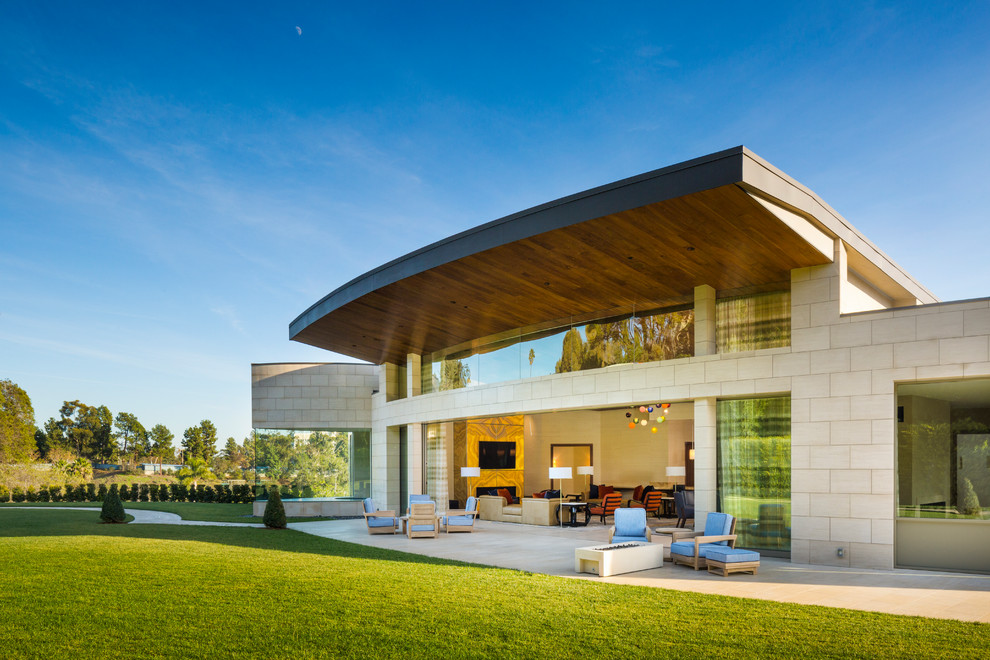 Modernes Einfamilienhaus mit Betonfassade und grauer Fassadenfarbe in Los Angeles