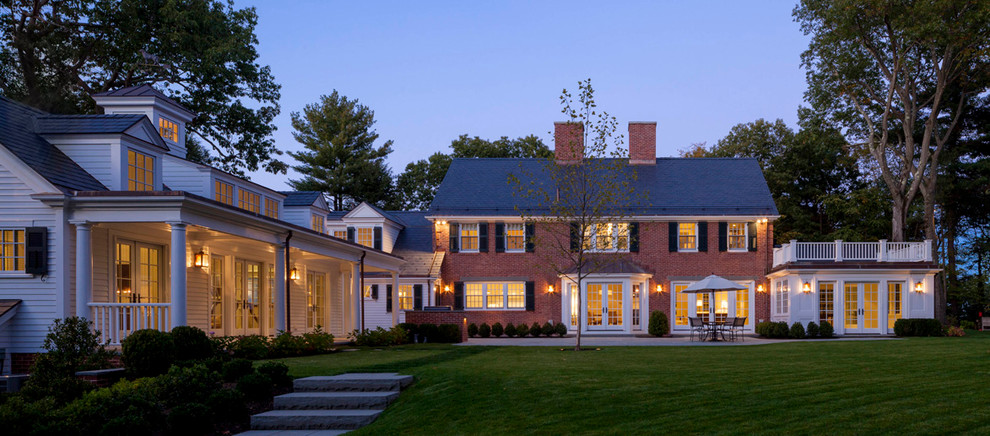 Стильный дизайн: большой, двухэтажный, кирпичный дом в классическом стиле - последний тренд