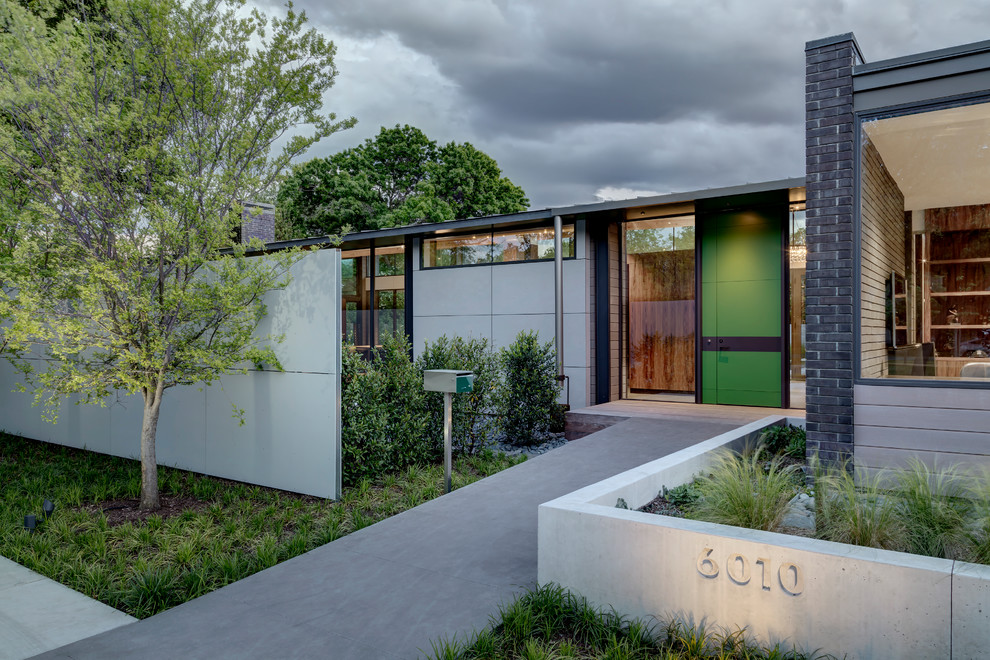 Стильный дизайн: большой, двухэтажный, кирпичный, серый частный загородный дом в современном стиле с односкатной крышей и металлической крышей - последний тренд