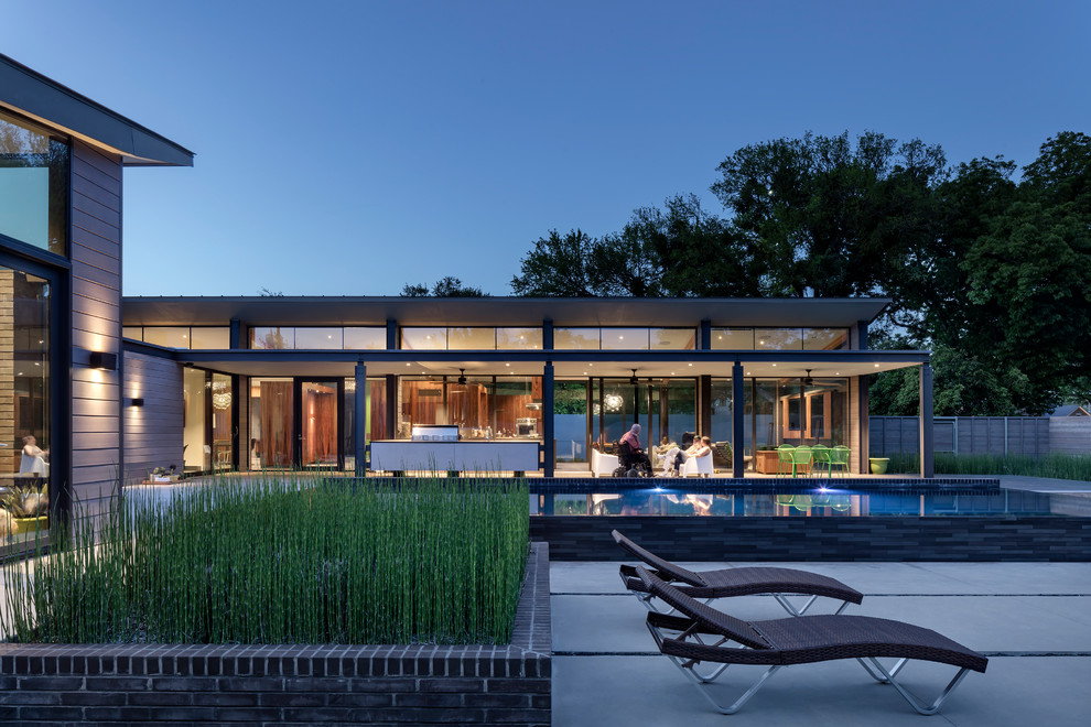 Großes, Zweistöckiges Modernes Einfamilienhaus mit Backsteinfassade, grauer Fassadenfarbe, Pultdach und Blechdach in Dallas