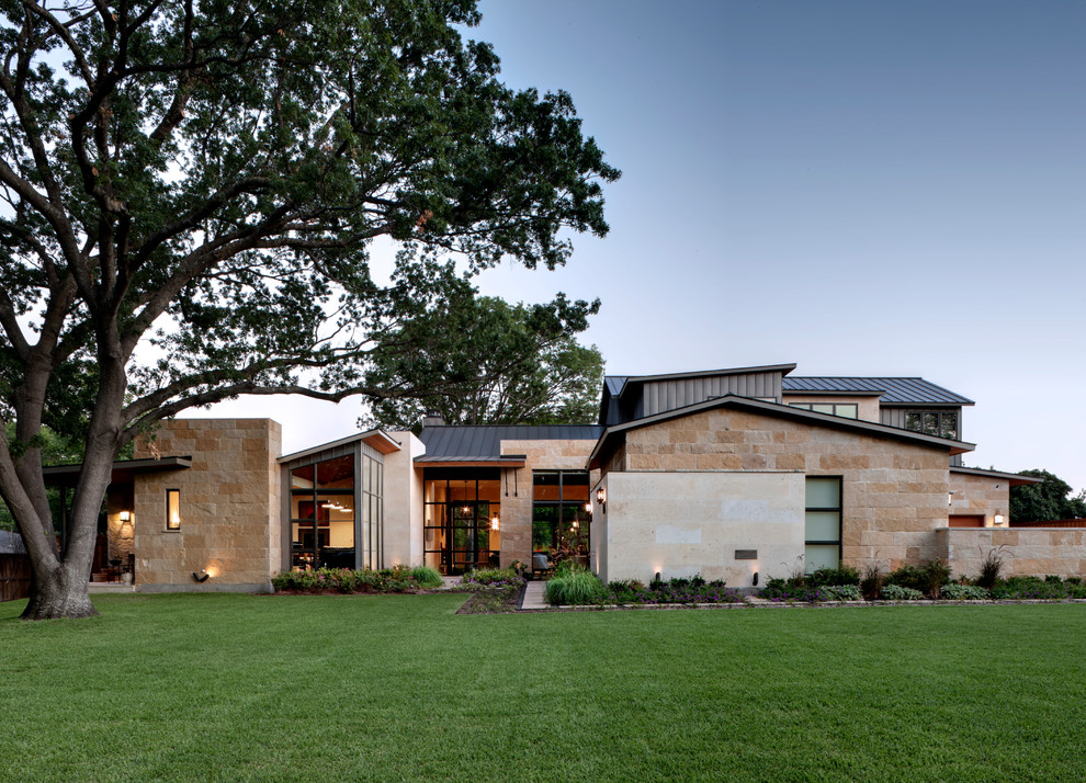 Modernes Haus mit Mix-Fassade in Dallas