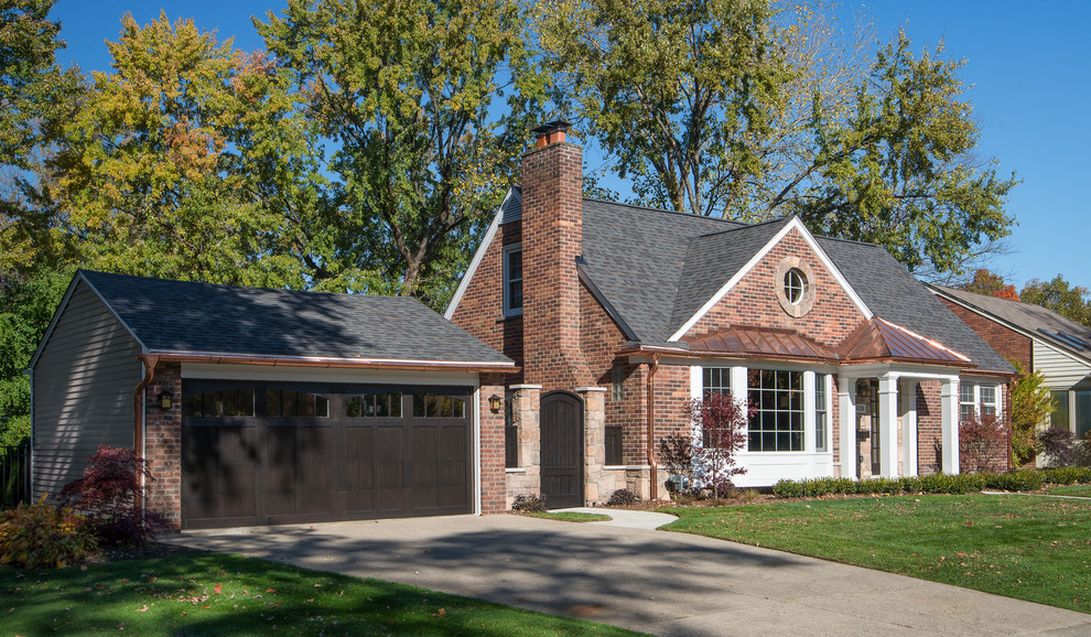 Kleines, Zweistöckiges Klassisches Einfamilienhaus mit Faserzement-Fassade, bunter Fassadenfarbe, Satteldach und Misch-Dachdeckung in Detroit