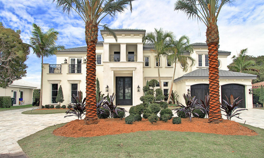 Großes, Zweistöckiges Mediterranes Haus mit Steinfassade und beiger Fassadenfarbe in Miami