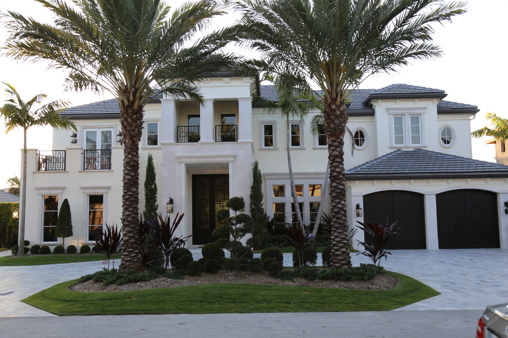 Zweistöckiges Mediterranes Haus mit Steinfassade und beiger Fassadenfarbe in Miami