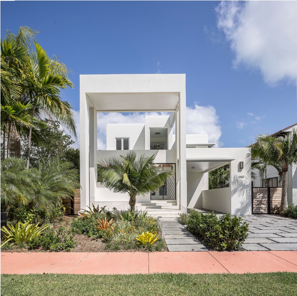 Diseño de fachada blanca minimalista grande de dos plantas con tejado plano