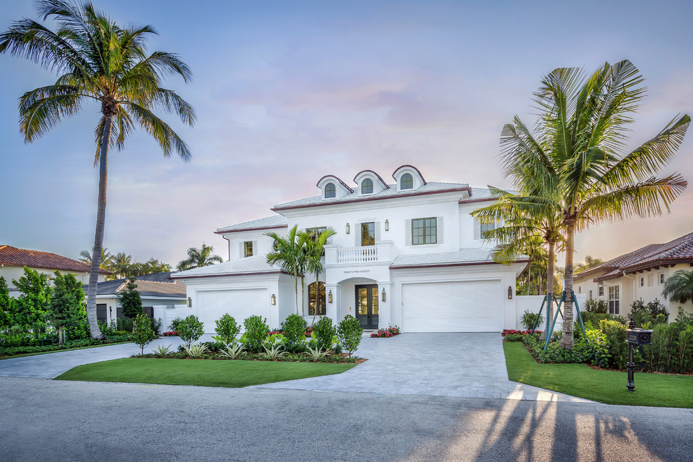 Zweistöckiges Maritimes Einfamilienhaus mit weißer Fassadenfarbe und Walmdach in Miami