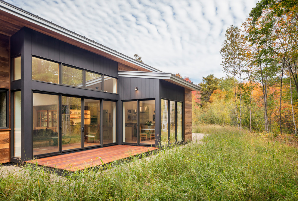 Idées déco pour une grande façade de maison marron contemporaine en bois de plain-pied avec un toit en appentis.