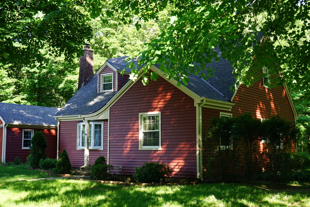 Источник вдохновения для домашнего уюта: двухэтажный, красный дом среднего размера в классическом стиле с облицовкой из винила