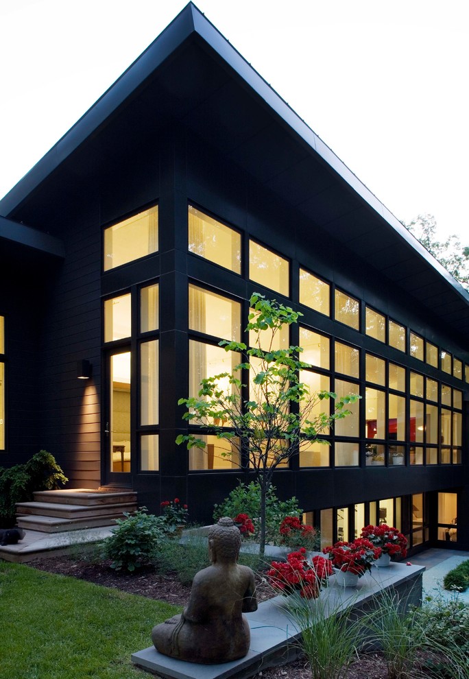 Exemple d'une façade de maison tendance à un étage.