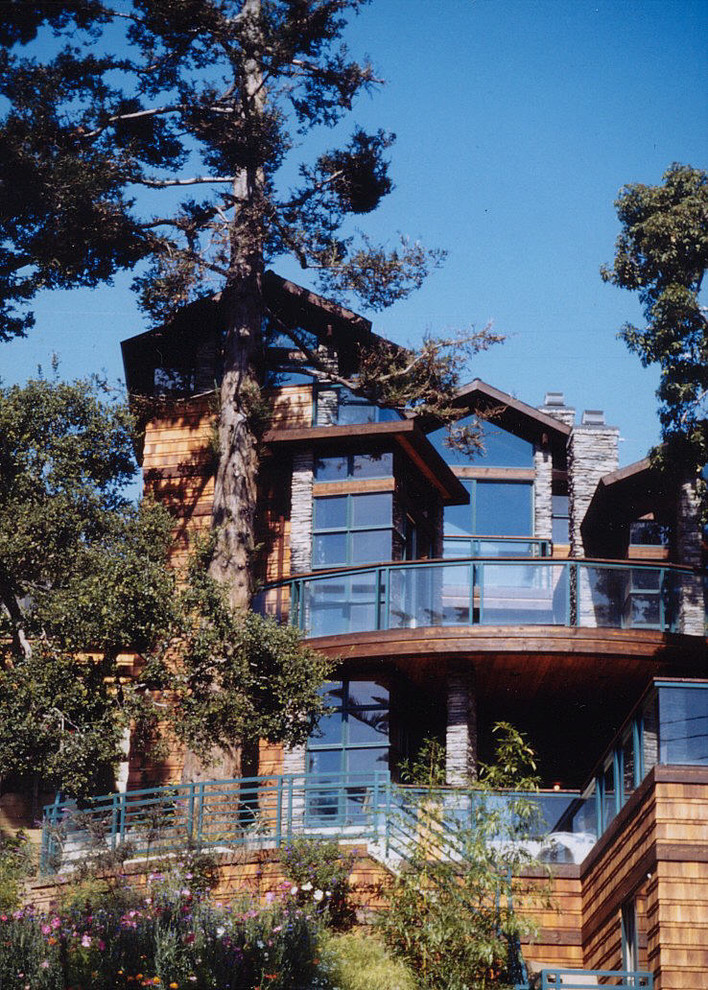 Exempel på ett rustikt hus, med tre eller fler plan