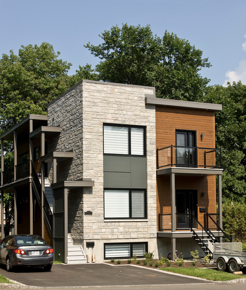 Идея дизайна: двухэтажный, коричневый дуплекс в стиле модернизм с плоской крышей