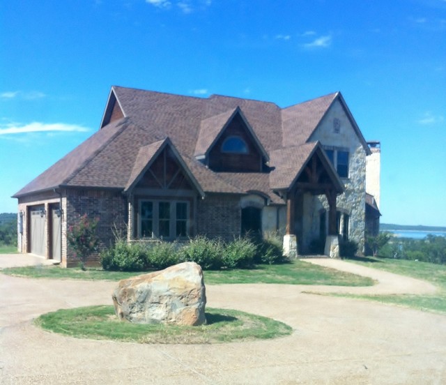 Runaway Bay Lakehouse Classique Façade Dallas par Christopher