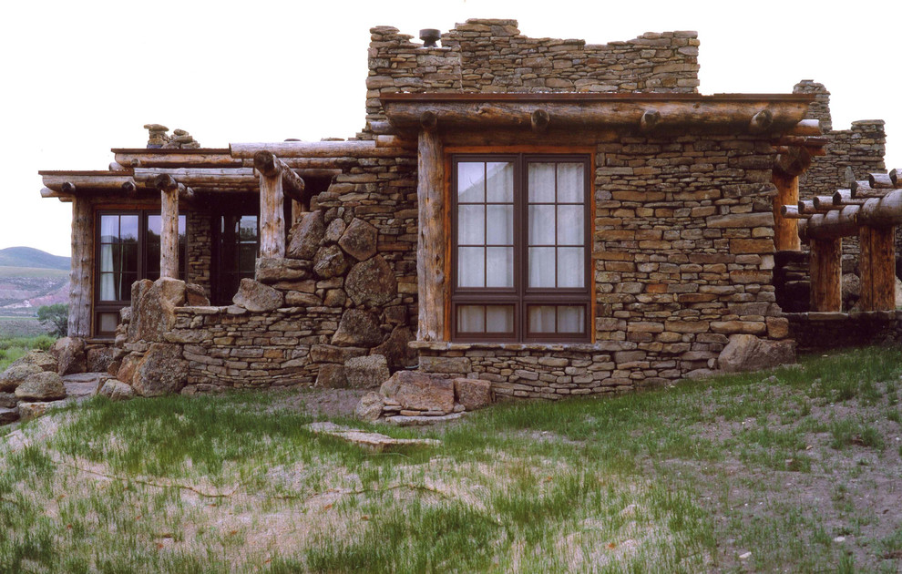 Immagine della facciata di una casa ampia rustica