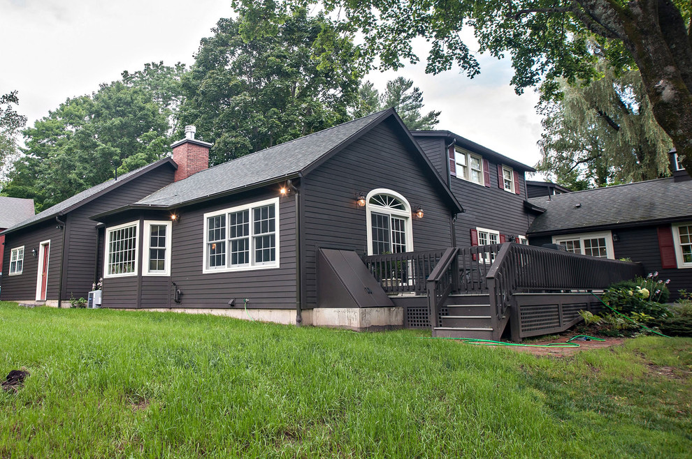 Cette photo montre une grande façade de maison noire chic en bois à un étage avec un toit à deux pans et un toit en shingle.