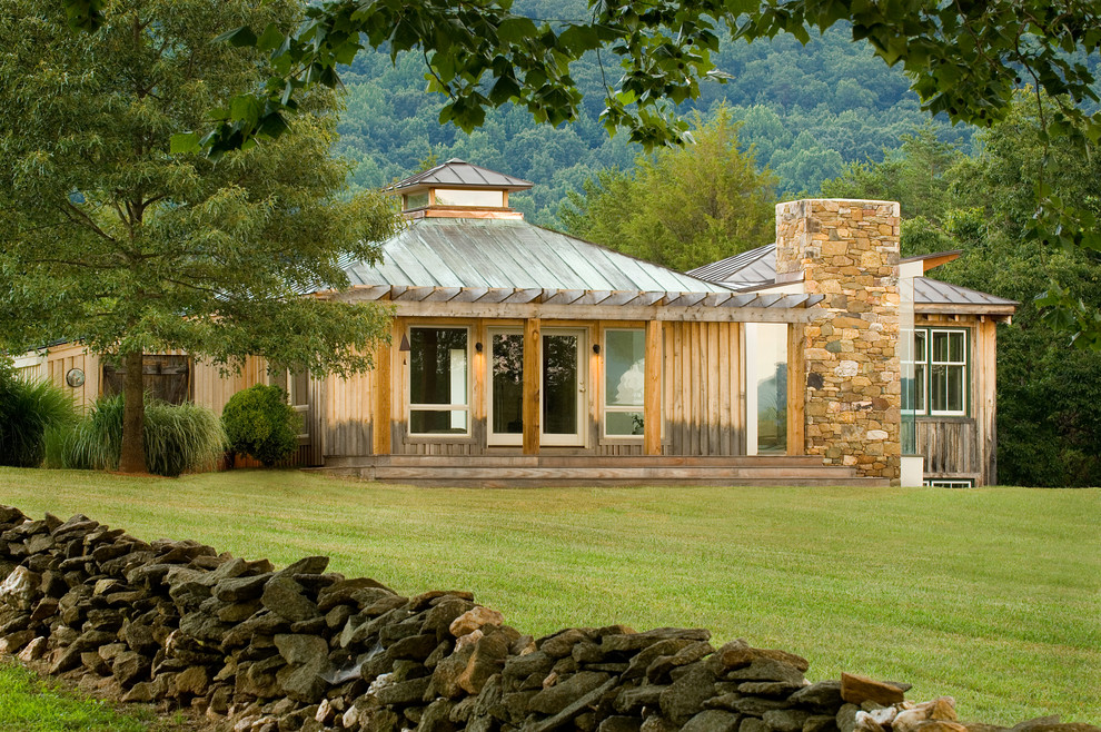 Cette image montre une façade de maison chalet en bois avec un toit à quatre pans.
