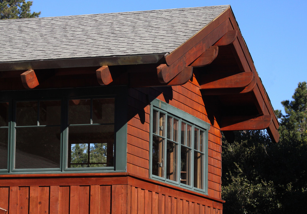 Ispirazione per la facciata di una casa grande marrone american style a due piani con rivestimento in legno e tetto a capanna