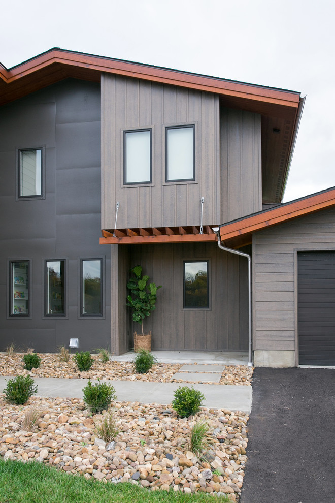 Diseño de fachada de casa multicolor moderna de tamaño medio de dos plantas con revestimientos combinados y tejado de un solo tendido