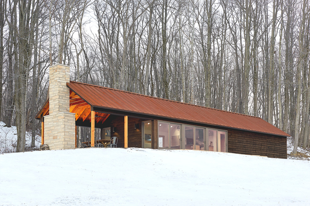 Cette photo montre une petite façade de maison noire moderne en bois de plain-pied.