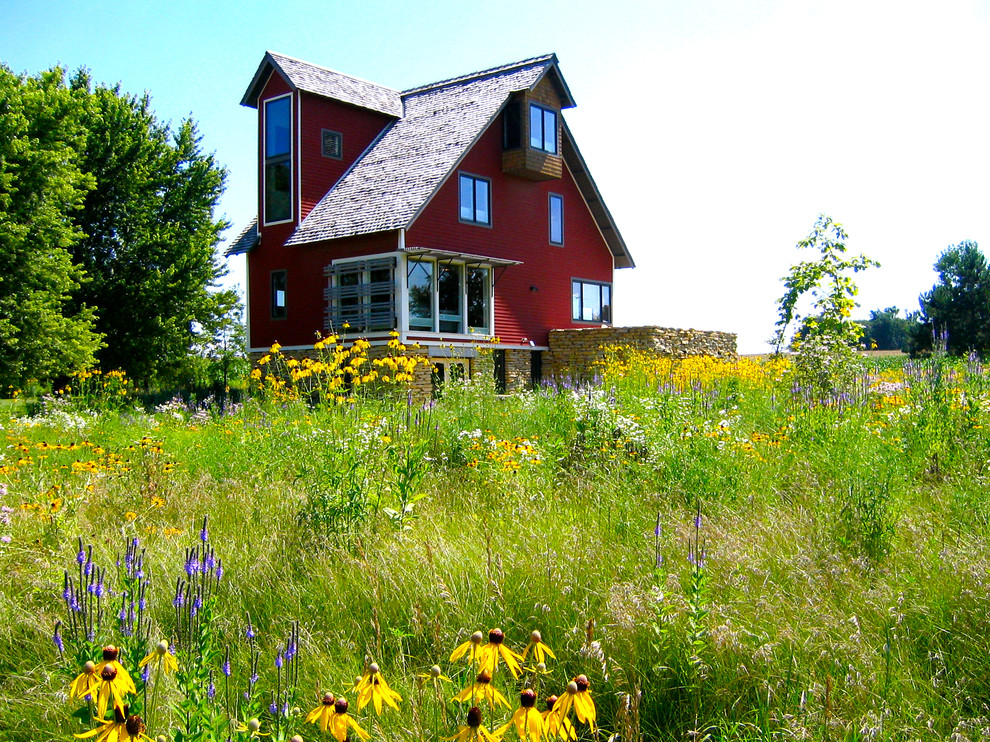 Cette photo montre une façade de maison rouge nature à deux étages et plus.