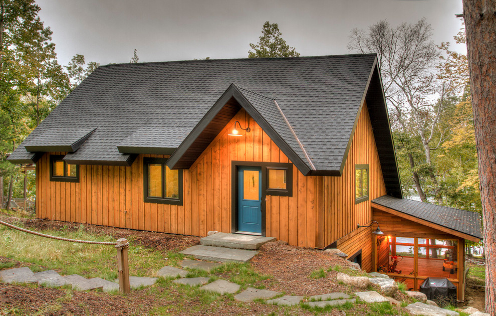 Réalisation d'une façade de maison marron minimaliste en bois de taille moyenne et à un étage avec un toit à deux pans et un toit en shingle.