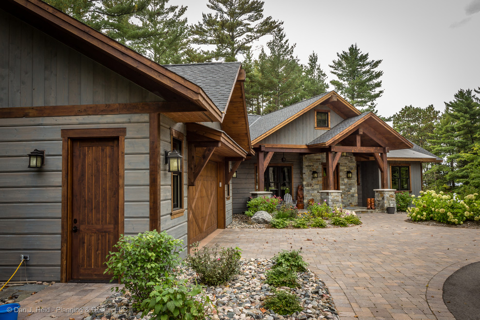Diseño de fachada de casa gris rural de tamaño medio de dos plantas con revestimiento de madera, tejado a dos aguas y tejado de teja de madera