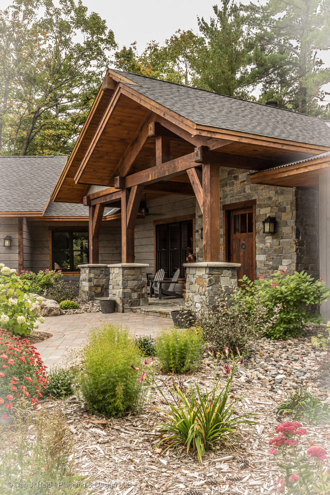 Ejemplo de fachada de casa gris rústica de tamaño medio de dos plantas con revestimiento de madera, tejado a dos aguas y tejado de varios materiales