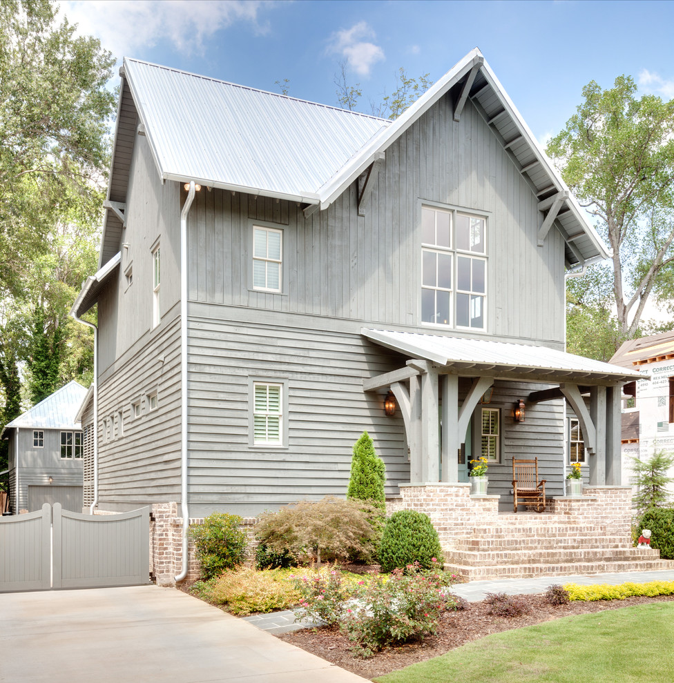 Стильный дизайн: двухэтажный, деревянный, серый дом среднего размера в стиле кантри - последний тренд