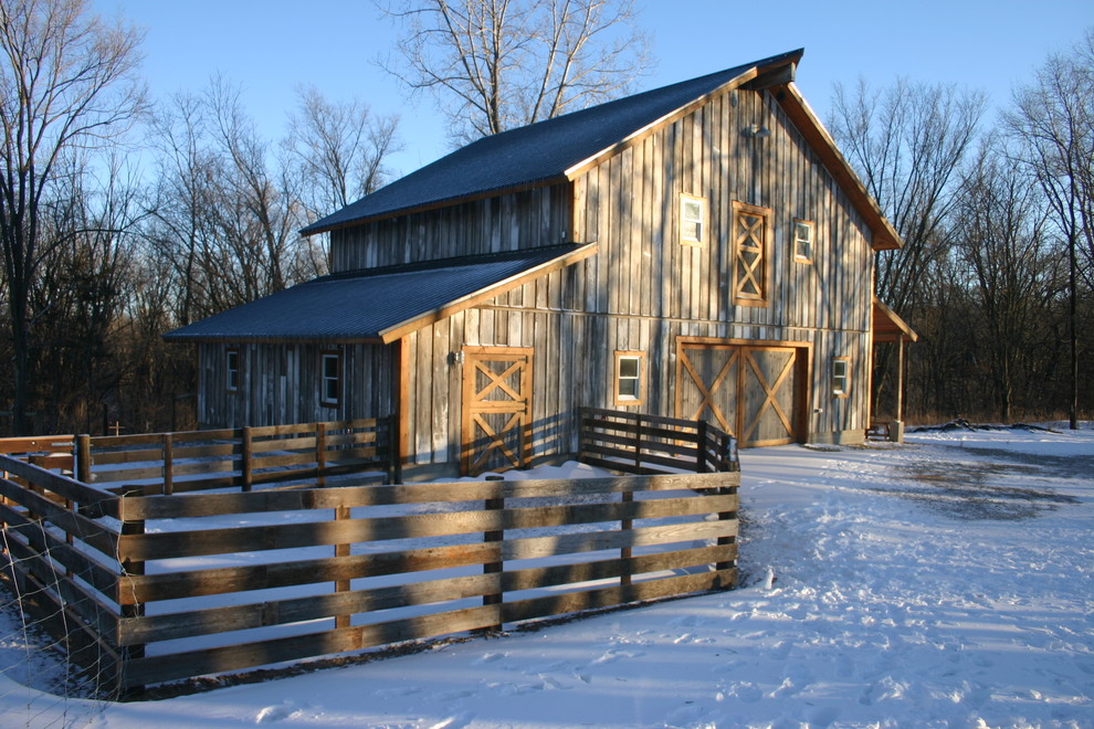 Aménagement d'une grande façade de maison marron montagne en bois à un étage avec un toit à deux pans et un toit en métal.