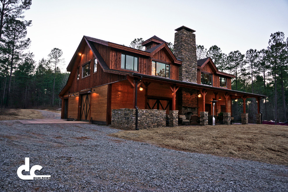 Idée de décoration pour une grande façade de maison marron chalet en bois à un étage avec un toit à deux pans.