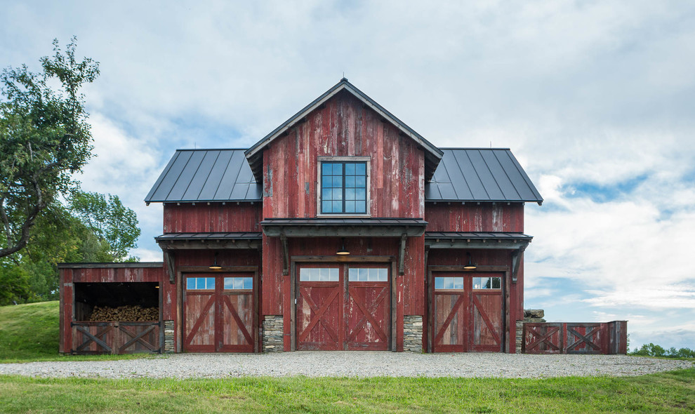 Idée de décoration pour une façade de maison rouge chalet en bois de taille moyenne et à un étage avec un toit à deux pans et un toit en métal.