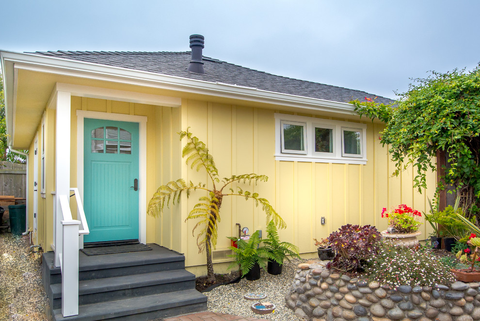 Свежая идея для дизайна: маленький, одноэтажный, деревянный, желтый дом в морском стиле с двускатной крышей для на участке и в саду - отличное фото интерьера