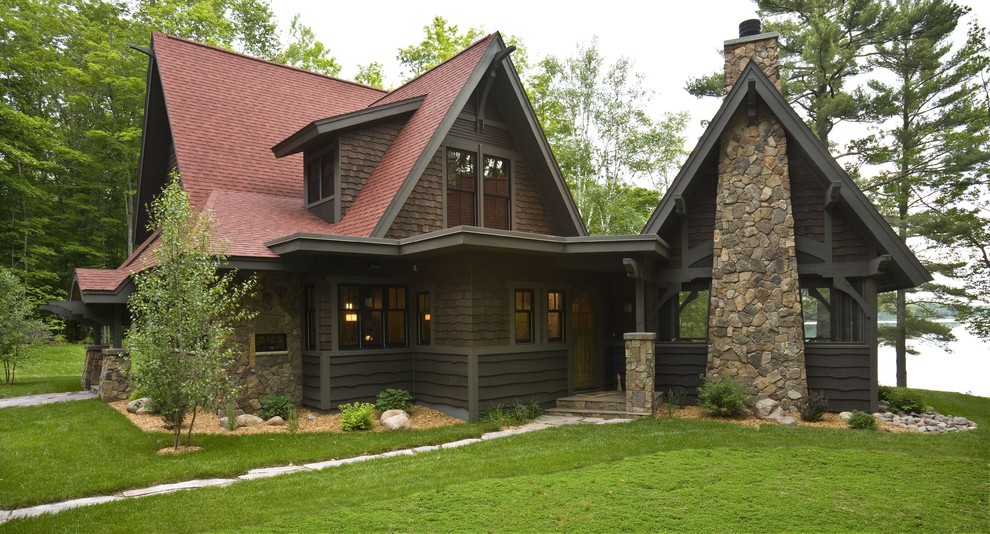 Idee per la facciata di una casa marrone rustica a due piani con rivestimento in legno, tetto a capanna e tetto rosso