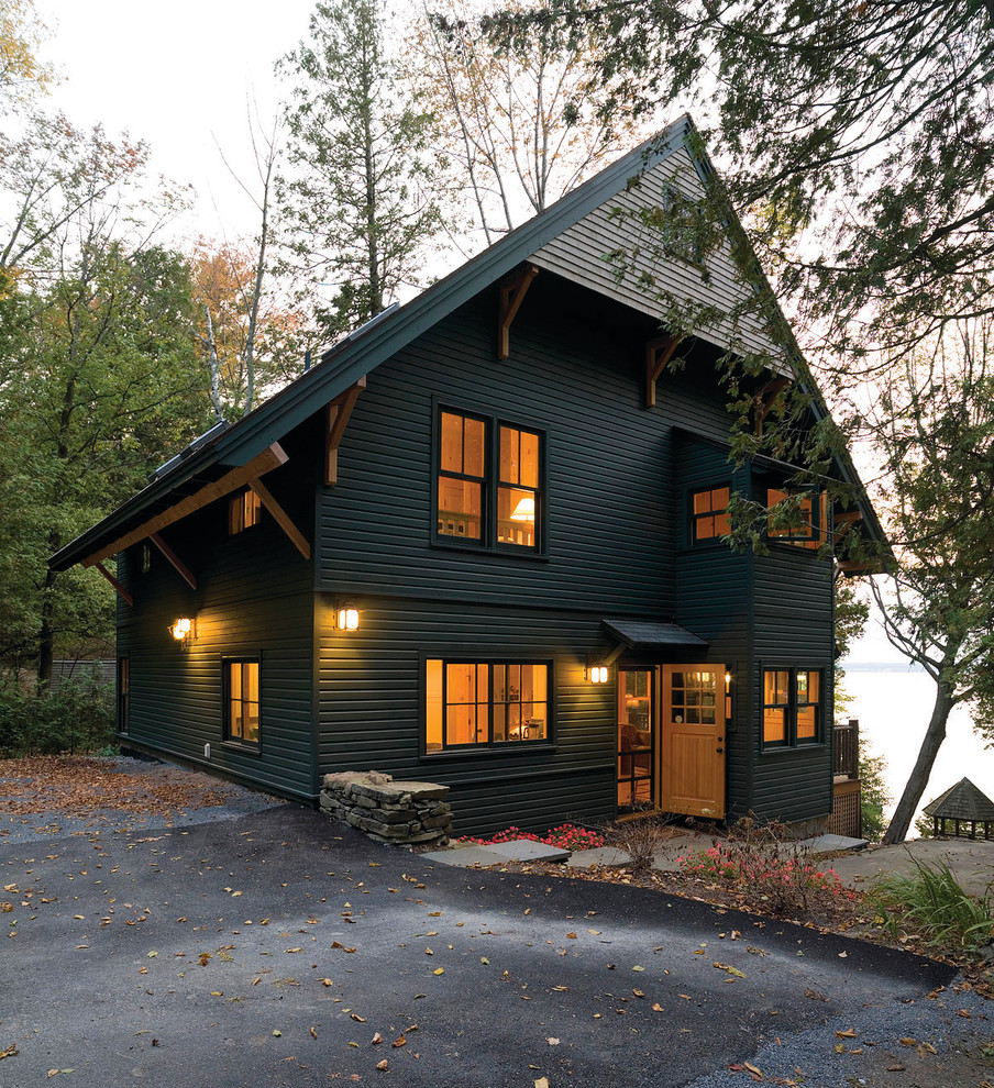 Идея дизайна: маленький, двухэтажный, деревянный, зеленый дом в стиле кантри с двускатной крышей для на участке и в саду