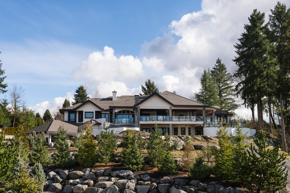 Foto de fachada de casa gris rústica extra grande de tres plantas con revestimientos combinados, tejado a dos aguas y tejado de teja de madera