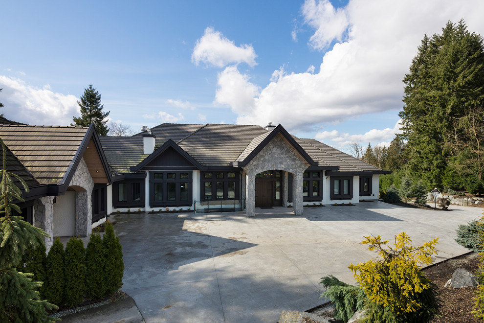 Geräumiges, Dreistöckiges Uriges Einfamilienhaus mit Mix-Fassade, grauer Fassadenfarbe, Satteldach und Schindeldach in Vancouver